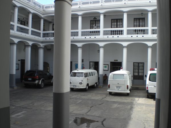 Lokale ambulances op binnenplaats ziekenhuis