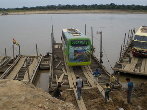 Onderweg naar Rurrenabaque: boot gaat op vlot