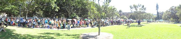 The que for the Botanical Gardens at new year