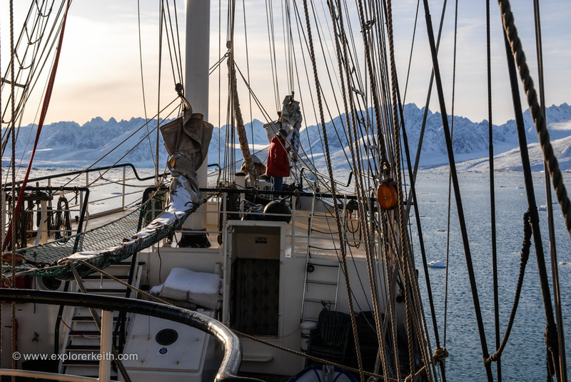 Sailing in Liefdefjord 3