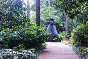 A Stroll Through the Elizabethan Gardens 1