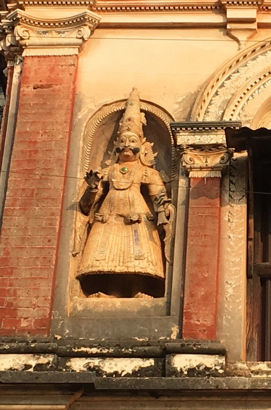 Statue in niche on Chettiar home