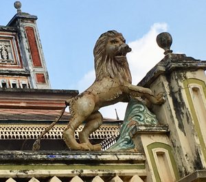 Lion stature at Chettiar home entrance