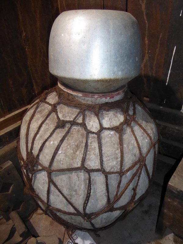 Original earthenware vessel used for storing rice.