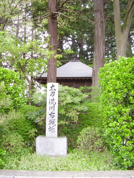 35 wood shrine in old quarter