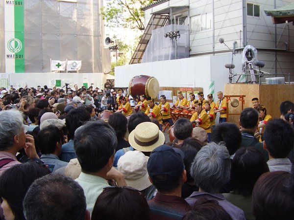 Sensoji temple drumming