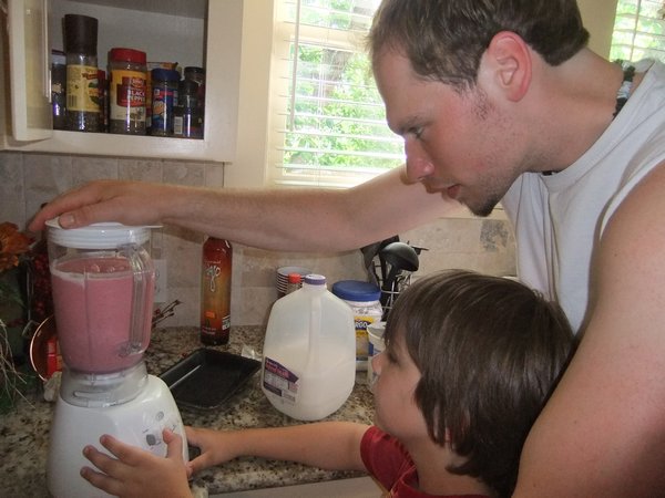 Basti showing Andon how to do a healthy fruit shake