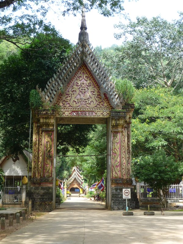 Entrance to the wat and the caves