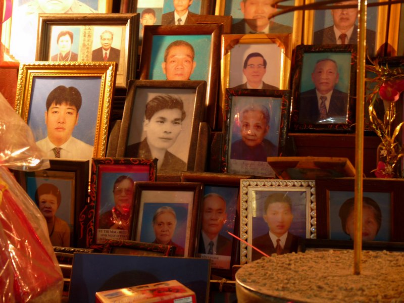 17 Photos of the dead at a pagoda