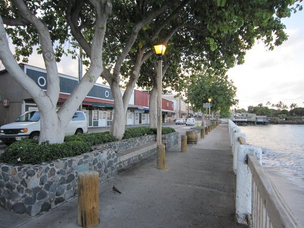 H05 Lahaina Front Street early morning