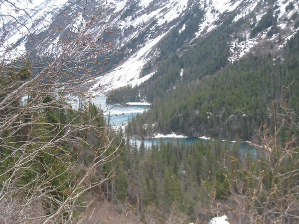 La vue de haut sur le lac