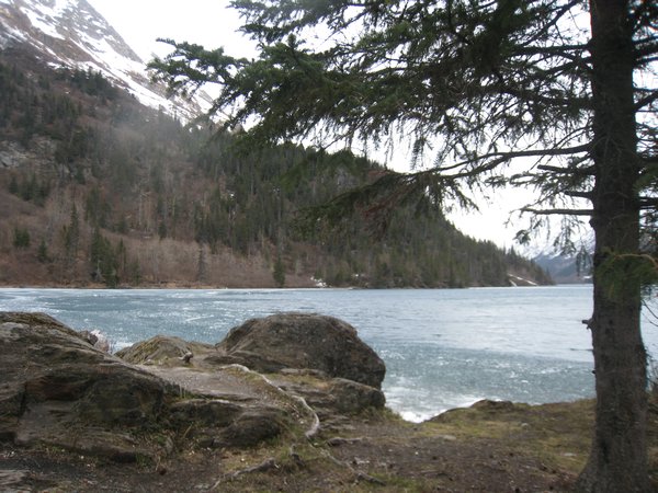 Le lac, encore partiellement gele