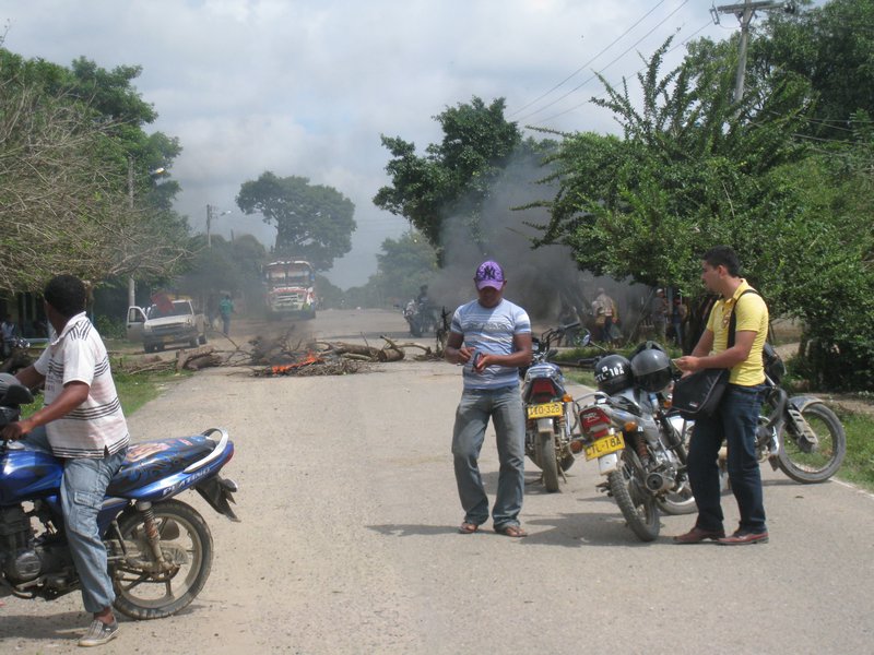 Les villageois en colere sur la route pour le volcan