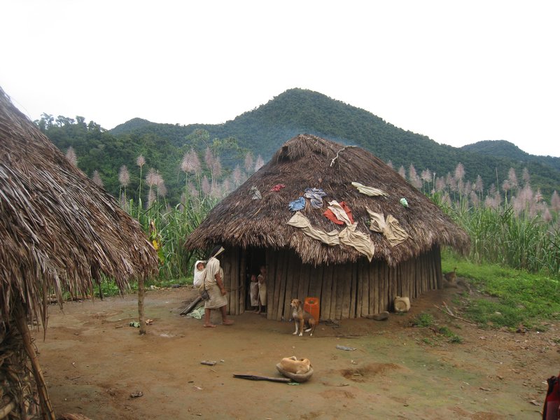 Maison indigene avec maman et son bebe