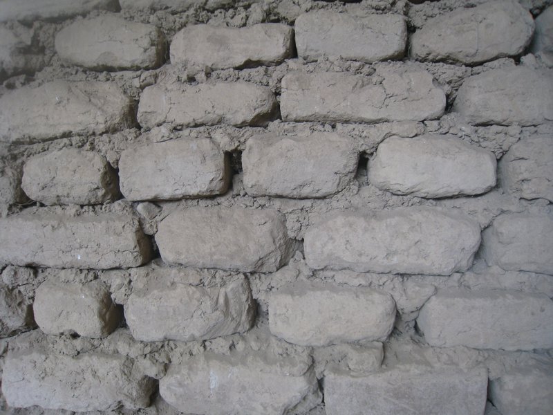 Les briques faconnees a la main en terre