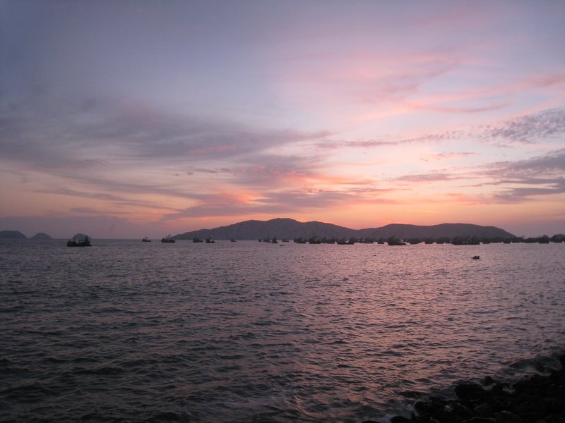 Chimbote: au coucher du soleil, meme une ville qui pue le poisson 24/24h parait jolie :-)