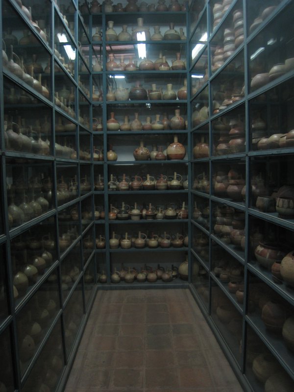Les salles de stockage des pieces non exposees du musee Larco (il est tres rare que les visiteurs aient acces a ces salles)