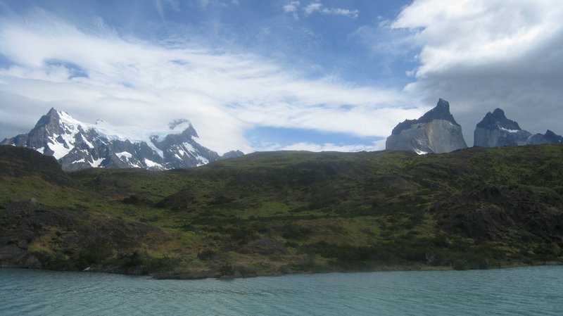 Vue sur Torres del Paine depuis le catamaran
