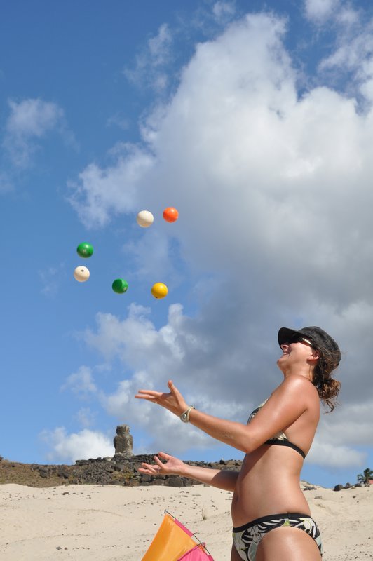 Sur la plage d'Anakena, le cours de jonglage porte ses fruits