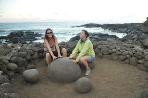 Pilar et moi, "captant l'energie" de la pierre magnetique, qui rend folle les boussoles !
