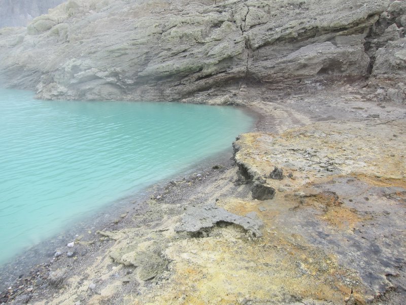 Lac a l interieur du cratere