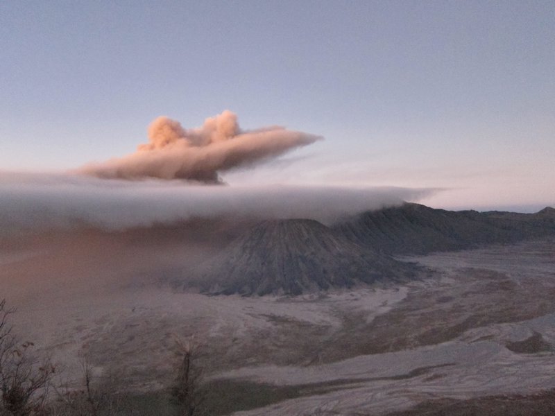Nuage emis par le volcan Semeru