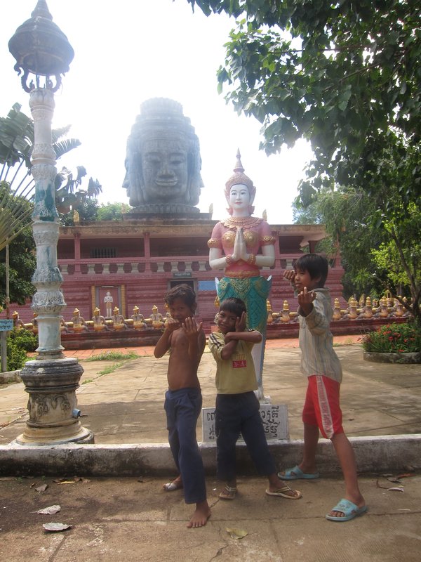 Des enfants entre Phnom pro et Phnom Srei