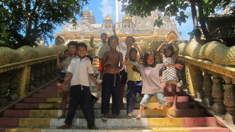 Enfants sur les escaliers menant a Phnom Proh