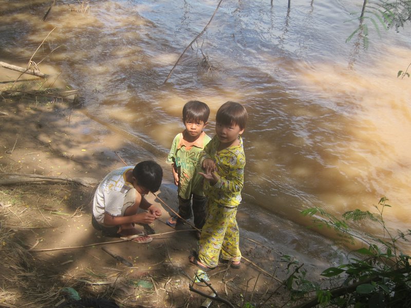 Enfants au bord du Mekong