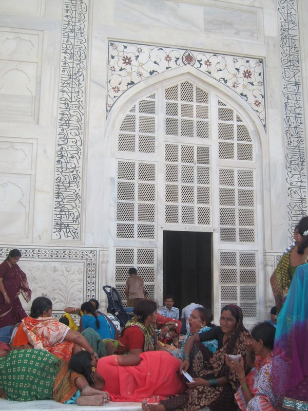 Indiens a l'entree du Taj Mahal