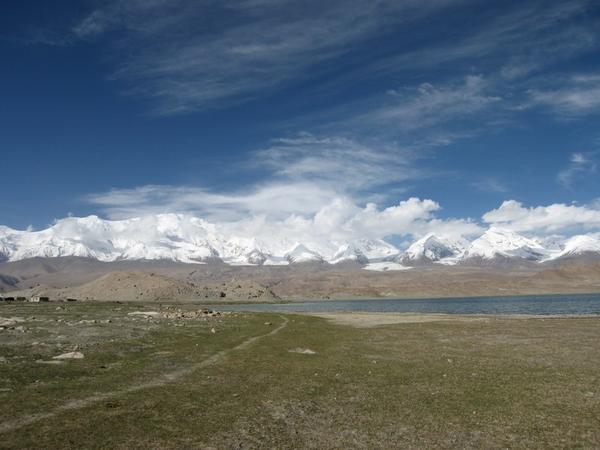 Karakorum highway - lake Karakul