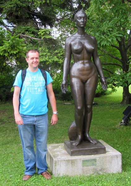 I posewith a good statue