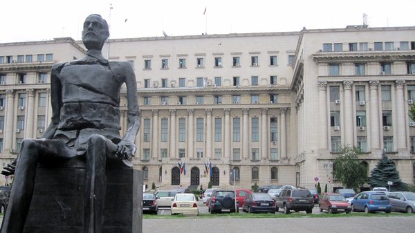 The building behind the statue is where Ceausecsu gave him final speech