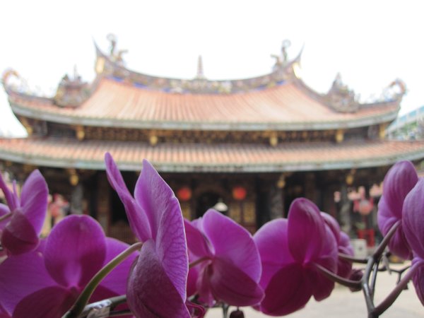 Flowers in front of the Baoan Temple