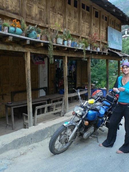 roadside dhabba... katie looking cool... thanks to chris!