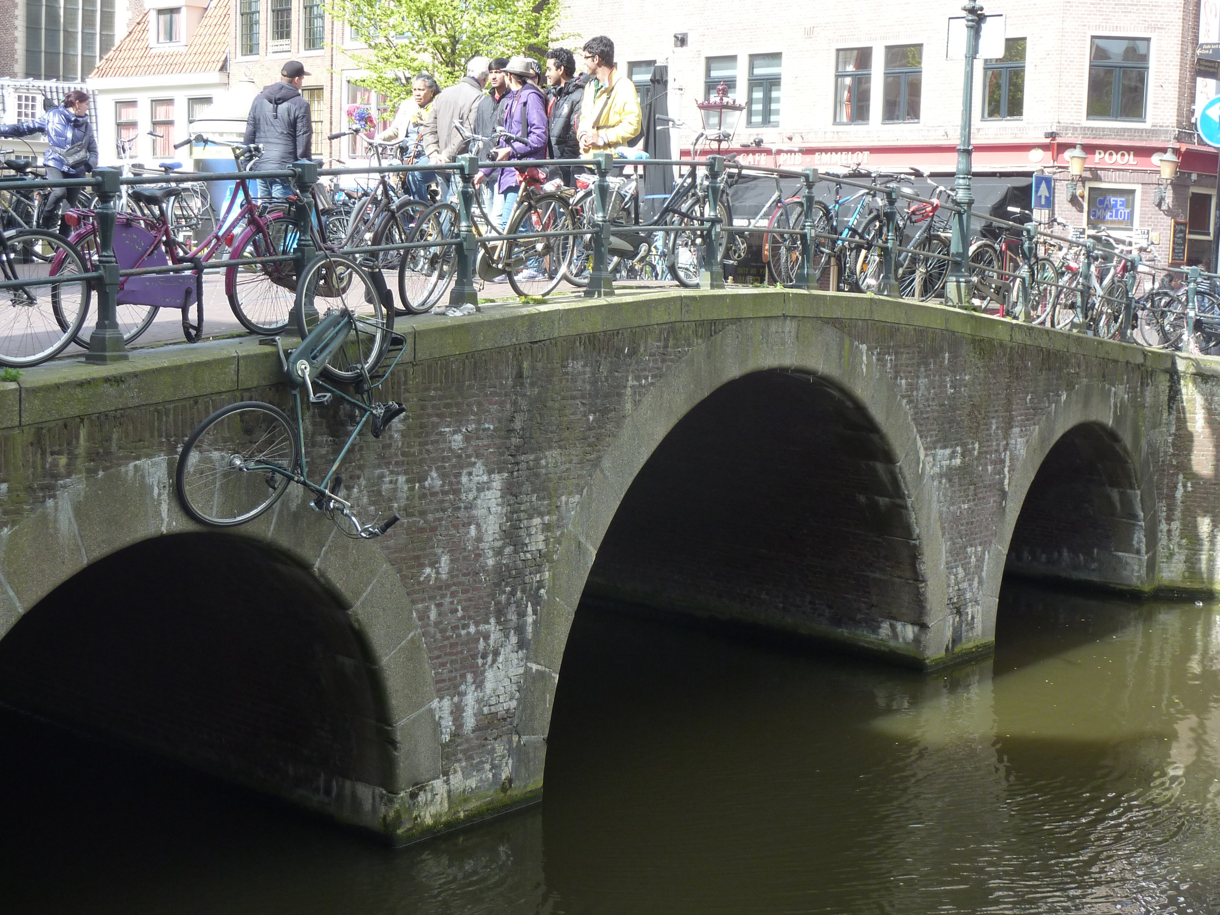 Attempt at throwing bike into the canal | Photo