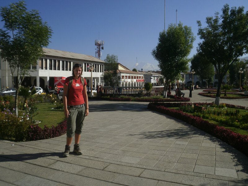 Plaza de armas with mountains in behind