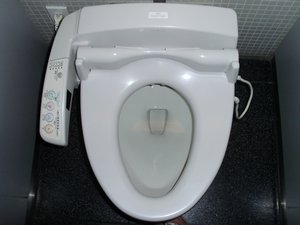 Hoejteknologisk toilet 