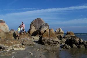 Beach boulders at Tembeling