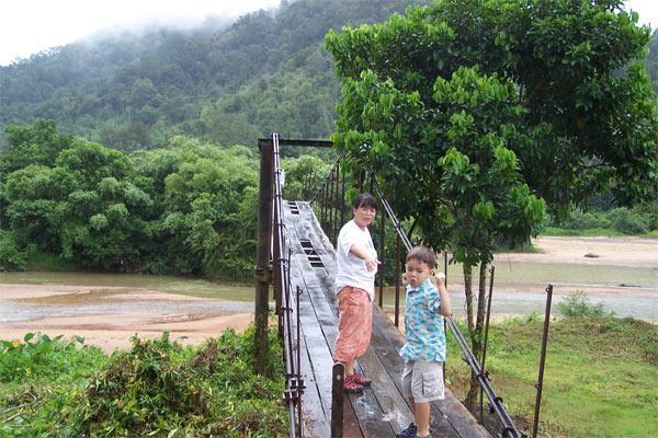 Hanging bridge over Sungai Lembing