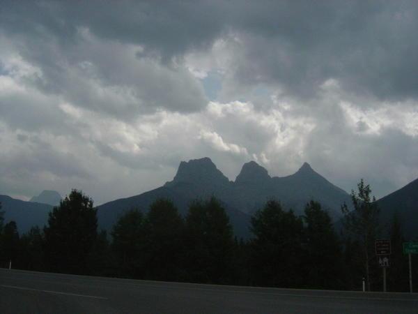 These mnts are called "The Three Sisters"