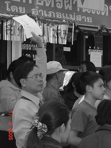 Organising the crowd (Myanmar - Thai boarder)