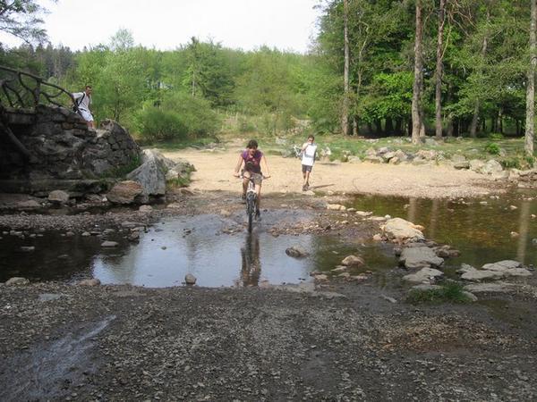 the challenge... crossing the river by mountainbike...