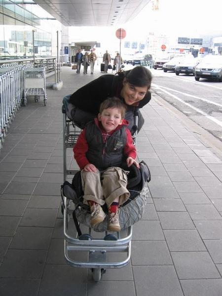 Thomas brought his "tante Indi" to Brussels Airport for her next adventure