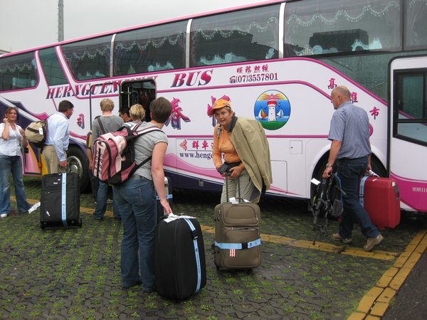 Gastvrij onthaal door gemeente van Kaohsiung met roze bus
