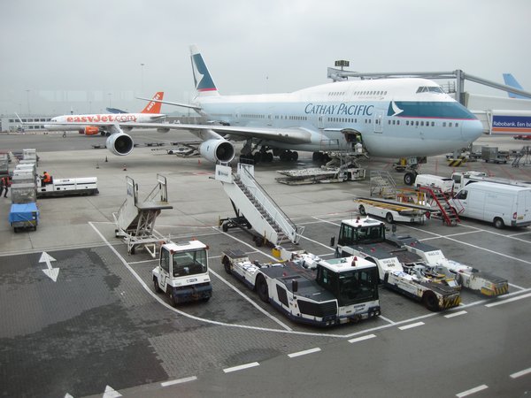 Met deze grote Boeing 747 reist het team naar Hongkong