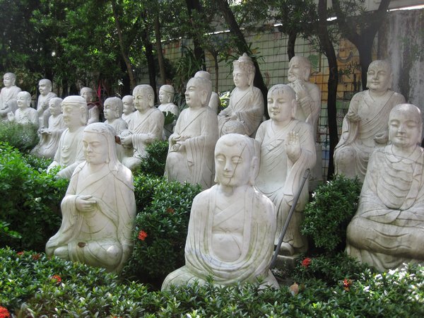 Voorhof met honderden Budha's