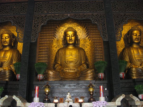 Drie grote Budha's in het klooster van Fo Guang Shan 