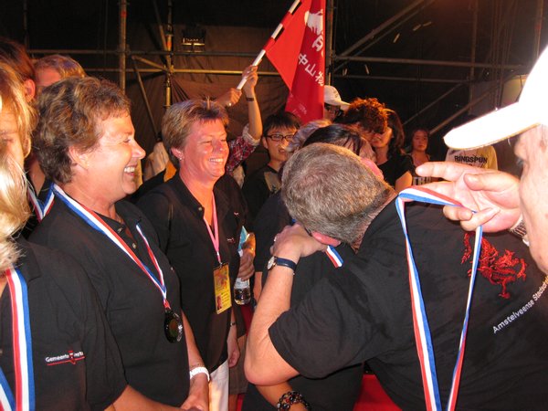 Burgemeester Jan van Zanen omhelst captain Nicoline