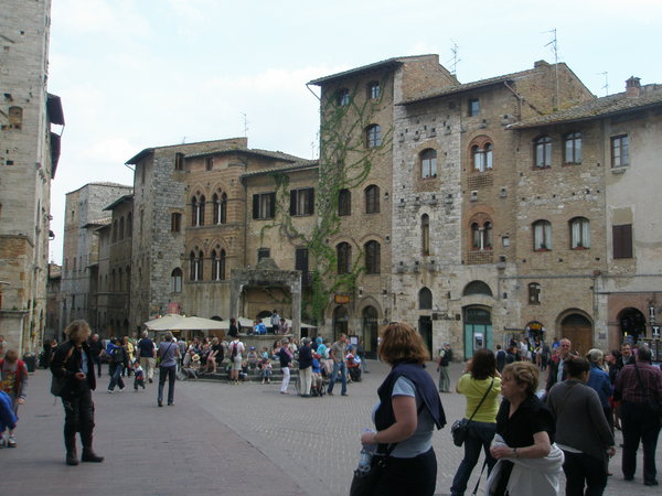 22.4.2011 - San Gimignano Piazza